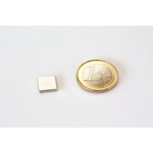 10x10x2mm_Quadermagnet_neben_Euromuenze