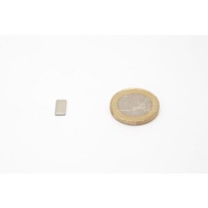 10x5x1mm_Quadermagnet_neben_Euromuenze
