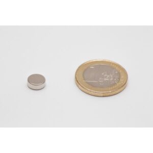 8x30mm_Stabmagnet_neben_Euromuenze