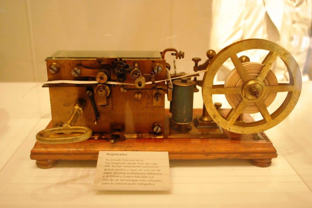 Aus einer Uhr, einer Staffelei und einem elektro magnet baut Morse den ersten Telegrafen