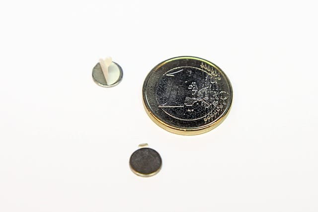 Selbstklebender Neodym Scheibenmagnet 8x0.75mm